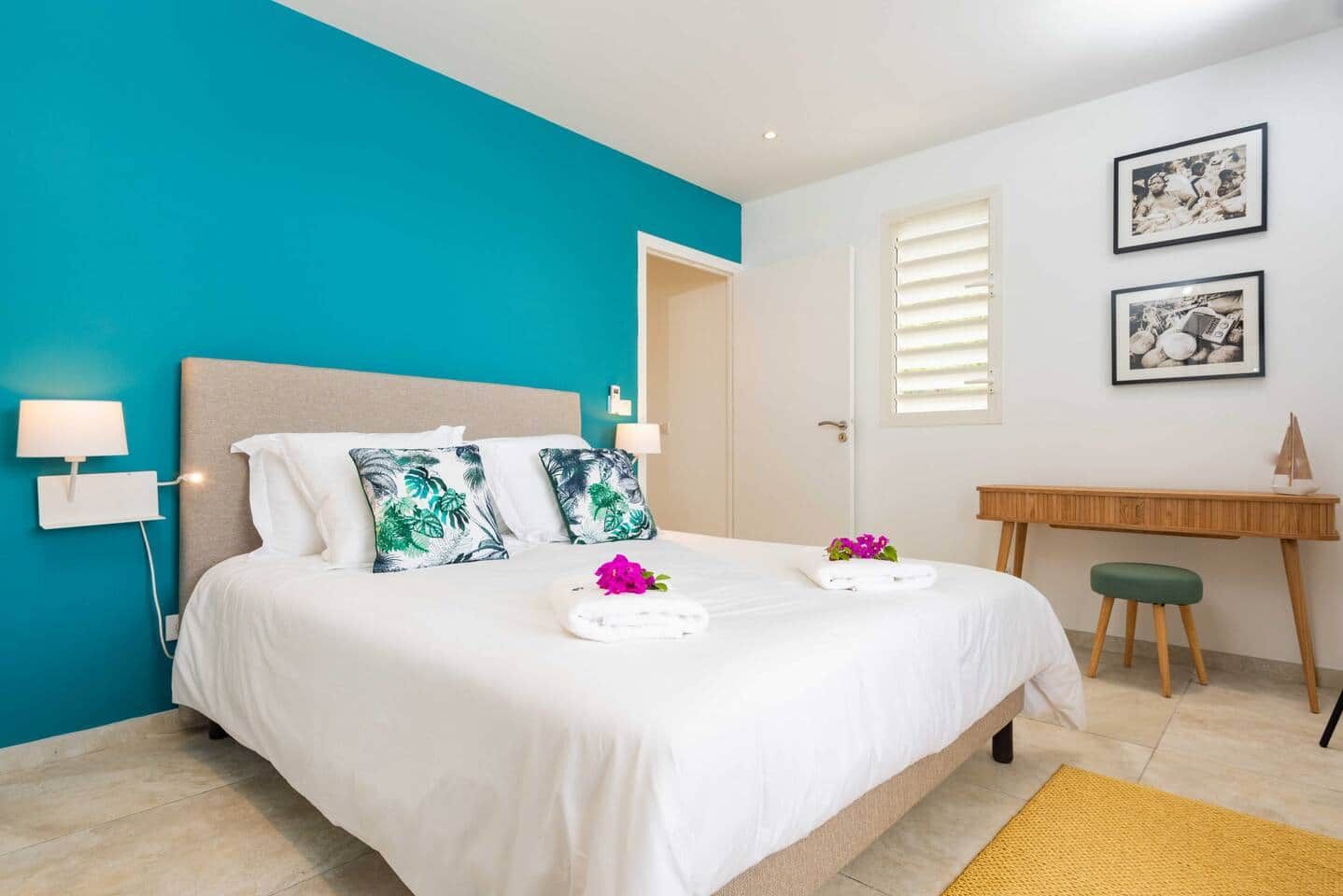 Ein Hotelzimmer mit Bett, Schreibtisch und Stuhl.