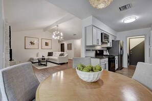Interior - Stylish 3BR Near The Domain - Austin, Tx (Austin)