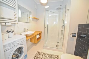 Executive-Apartment | Badezimmer | Dusche, Haartrockner, Handtücher