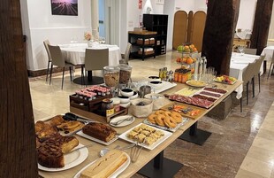 Daily continental breakfast (EUR 15 per person)