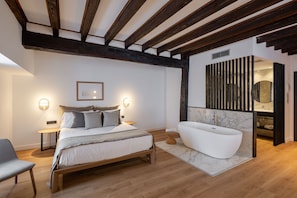Junior Room | Hypo-allergenic bedding, in-room safe, desk, laptop workspace - EtxeAundi Hotel Boutique (Oñati)