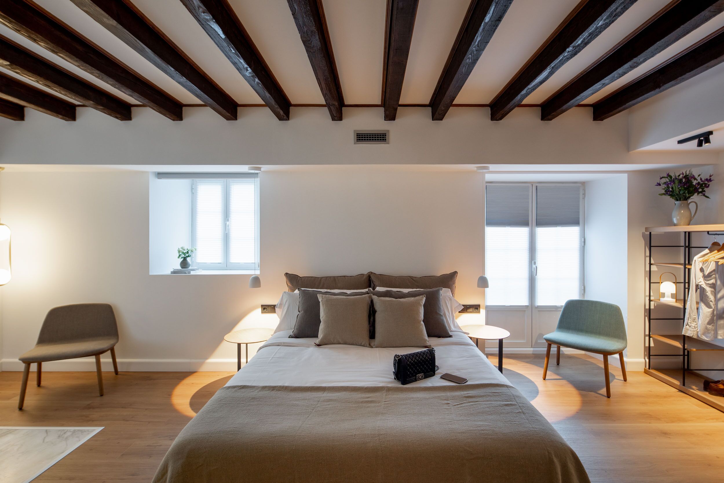 Habitación junior | Ropa de cama hipoalergénica, caja fuerte, escritorio