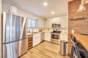 Fridge, microwave, oven, stovetop - NEW & Modern townhouse, Pool, Camelback Ski Area (Tannersville)