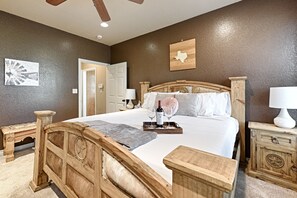 5 slaapkamers, een bureau, een strijkplank/strijkijzer, reisbedje