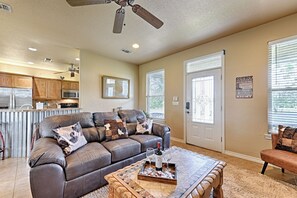 Een smart-tv, een open haard, videogames en tafelvoetbal