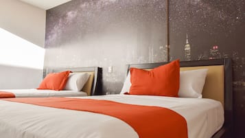 Familie tweepersoonskamer | Een kluis op de kamer, een bureau, een laptopwerkplek