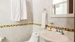 Ein Badezimmer mit Toilette, Waschbecken und Spiegel.