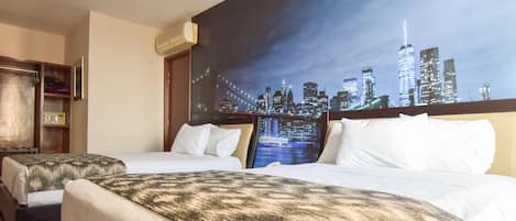 Una habitación de hotel con dos camas, un mural con vistas a la ciudad en la pared y un armario.