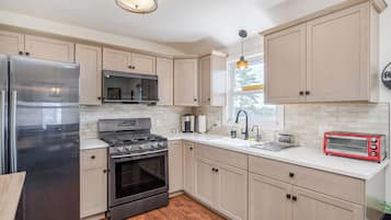 Coffee/tea maker, fridge, microwave, oven