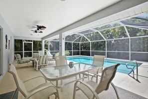 A heated pool - BEACH WALK @ MARCO - 2 mins to Beach & Restaurants (Marco Island)