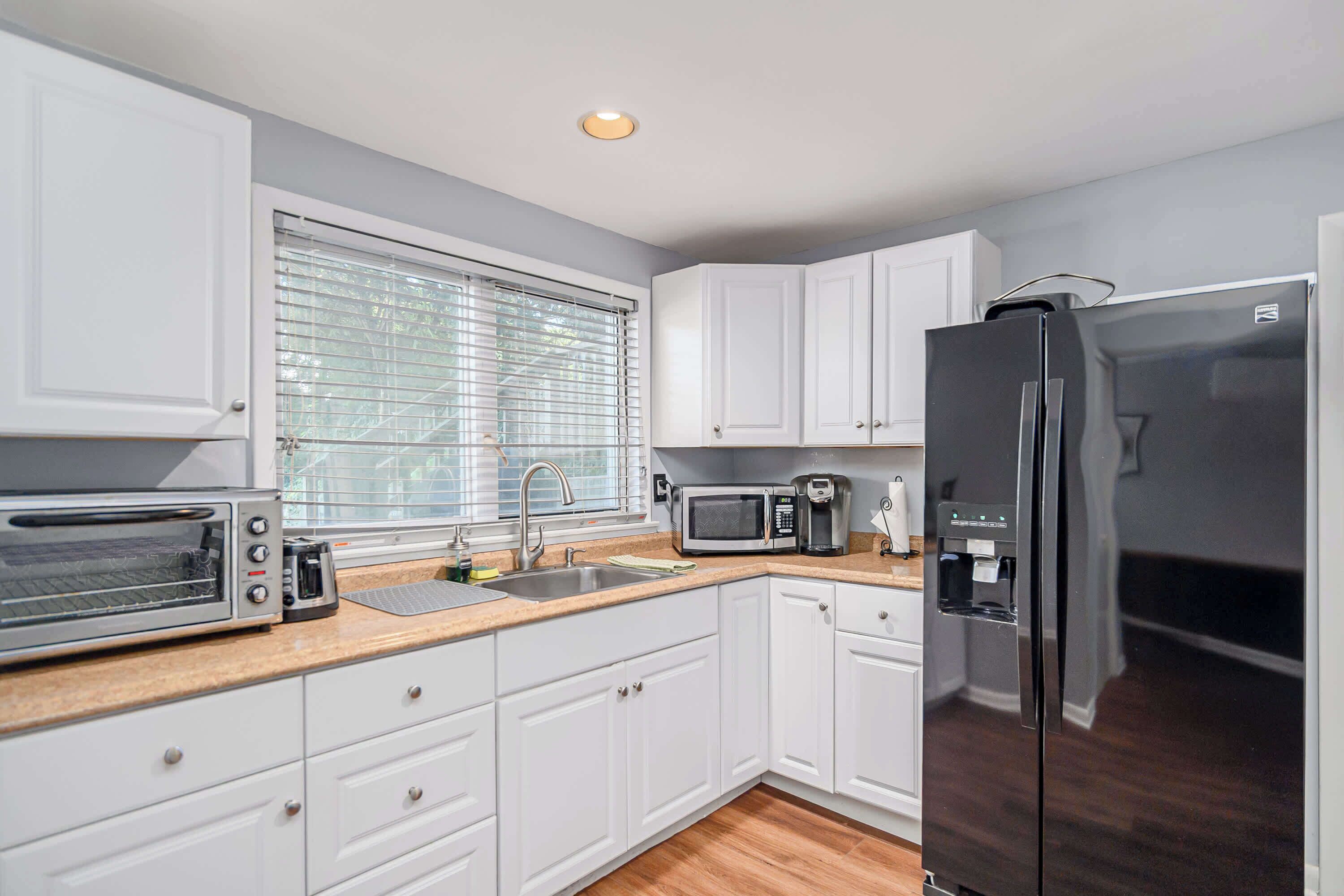 Geladeira, micro-ondas, cooktop, cafeteira/chaleira