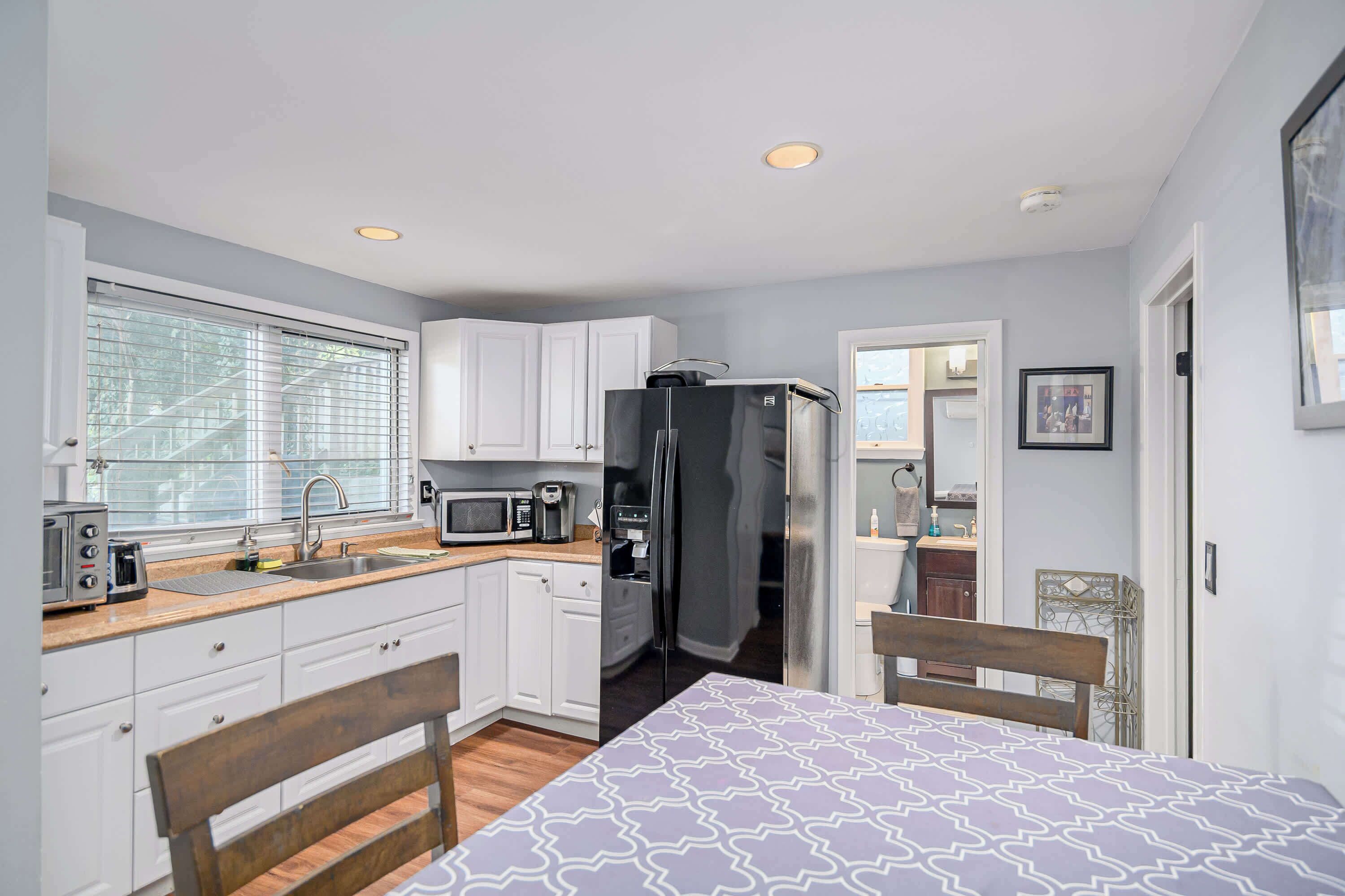 Geladeira, micro-ondas, cooktop, cafeteira/chaleira