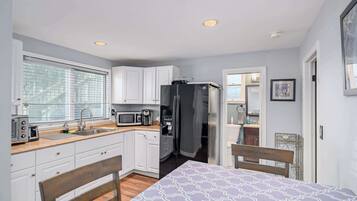 Jääkaappi, mikroaaltouuni, liesi, kahvin-/teenkeitin