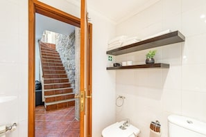 Bathtub, hair dryer, towels - Casa da Sé Historic Center by Sé Apartments (Braga)