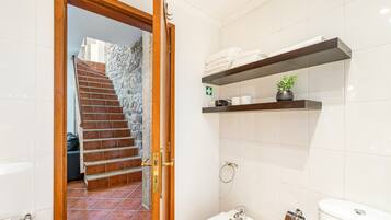 Badekar, hårføner og håndklær