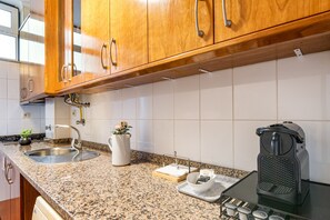 Kühlschrank, Mikrowelle, Ofen, Wasserkocher mit Kaffee-/Teezubehör