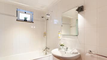 Badewanne, Haartrockner, Handtücher