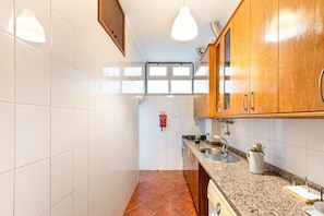 Fridge, microwave, oven, stovetop - Casa da Sé Historic Center by Sé Apartments (Braga)