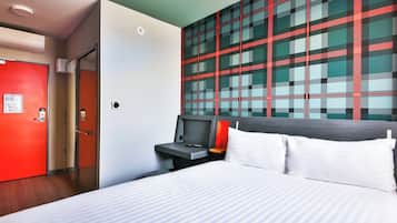 Double Room with Window | Espacio para trabajar con un portátil y sistema de insonorización