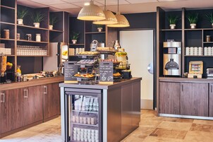 每日供应自助式早餐（每人 EUR 13.50）