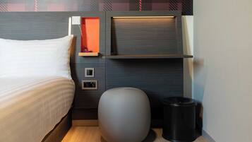 Accessible Double with Window | Espace de travail pour ordinateur portable, chambres insonorisées