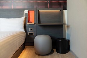 Accessible Double with Window | Laptop workspace, soundproofing, iron/ironing board, free WiFi
