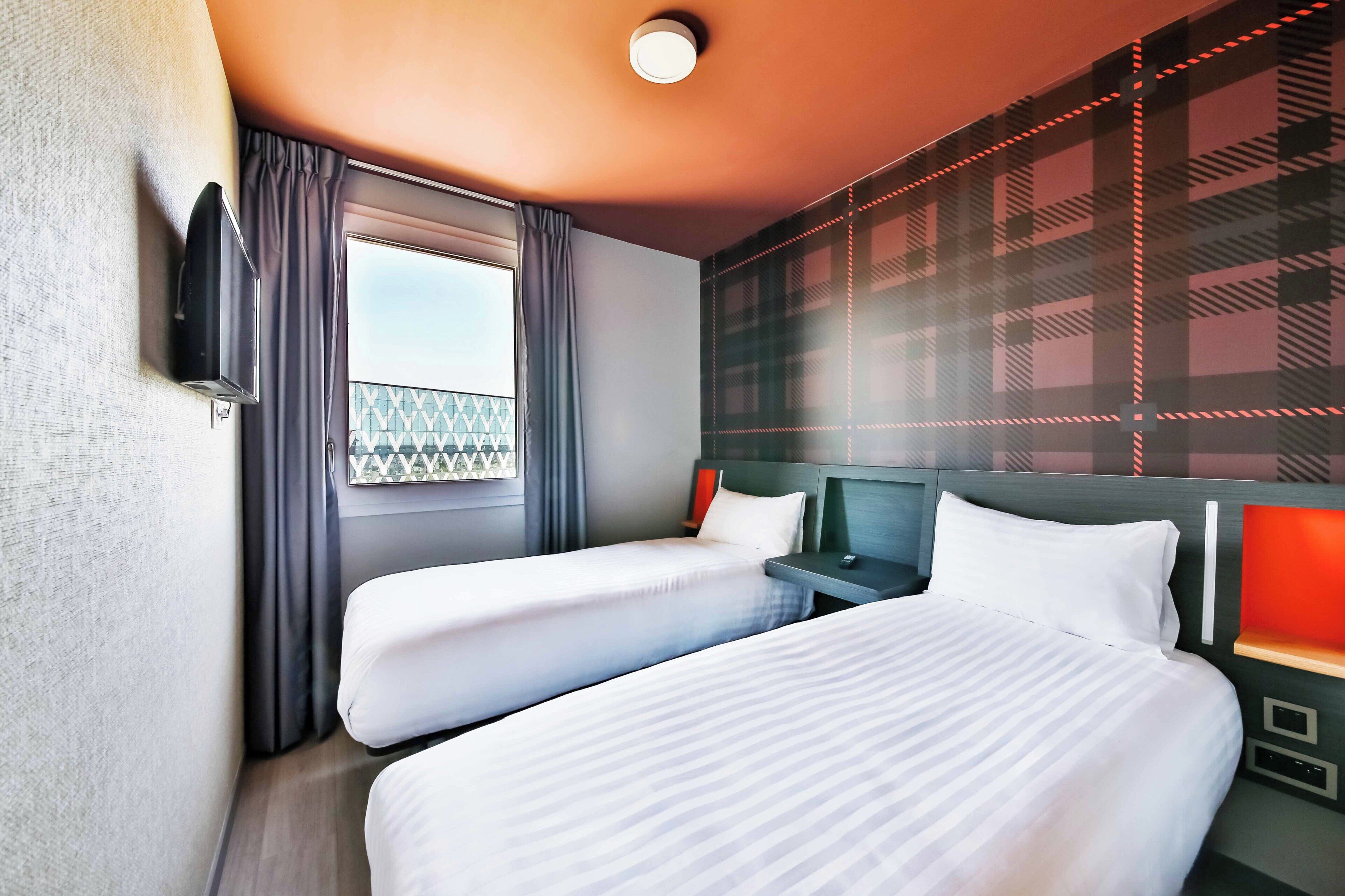 Twin Room with Window | Espacio para trabajar con un portátil y sistema de insonorización
