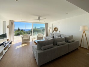TV - Holiday rental villa with swimming pool in Begur, Casa de Campo (Begur)