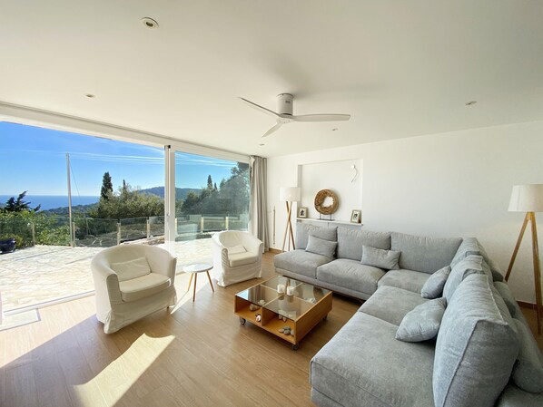 TV - Holiday rental villa with swimming pool in Begur, Casa de Campo (Begur)