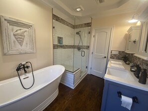 Ensemble baignoire-douche, séchoir à cheveux, serviettes fournies