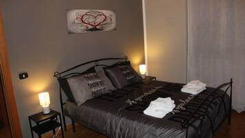 1 camera, una cassaforte in camera, una scrivania, Wi-Fi gratuito