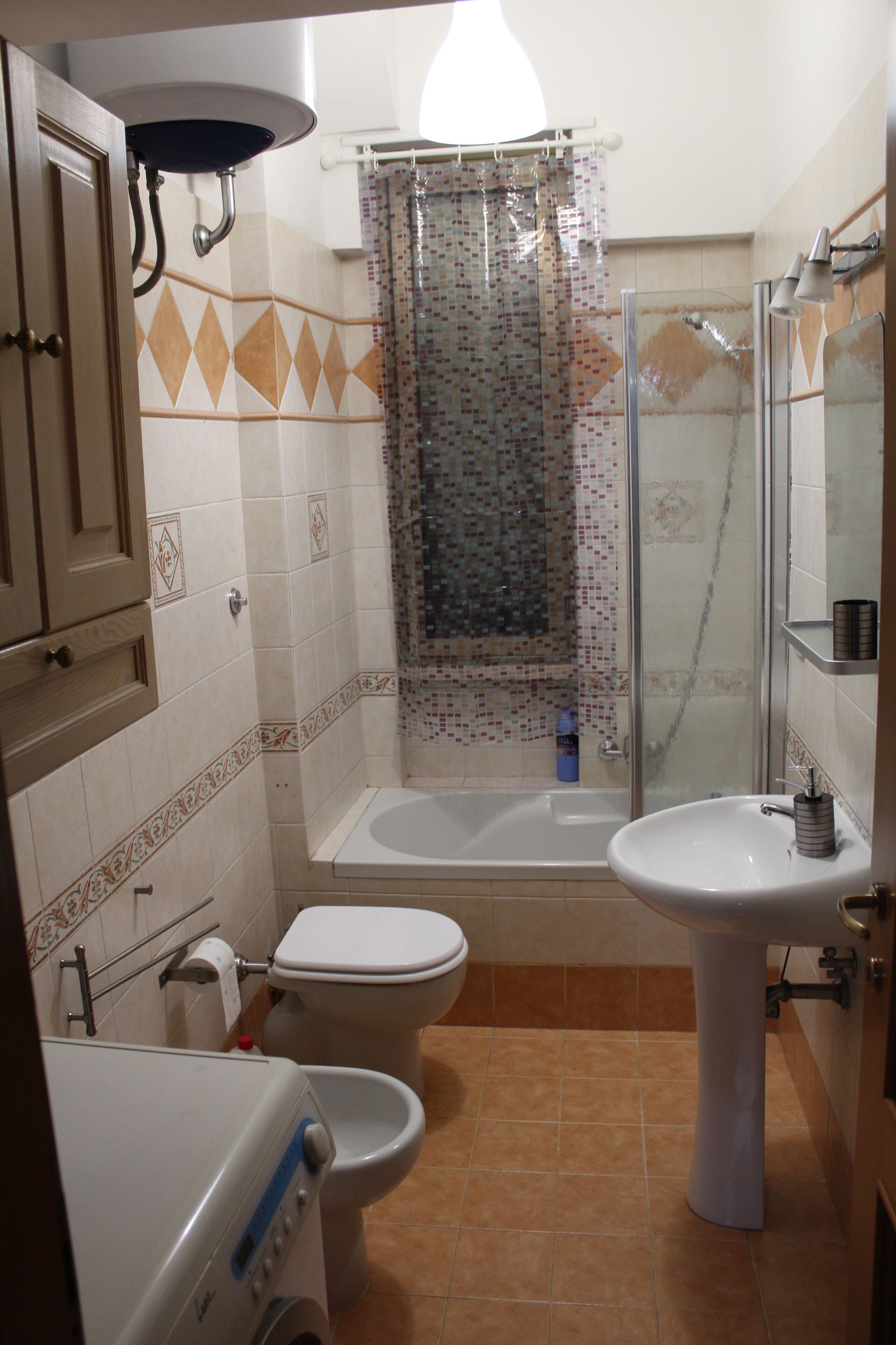 Duschwanne, Haartrockner, Bidet, Handtücher