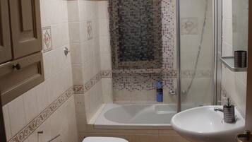Duschwanne, Haartrockner, Bidet, Handtücher