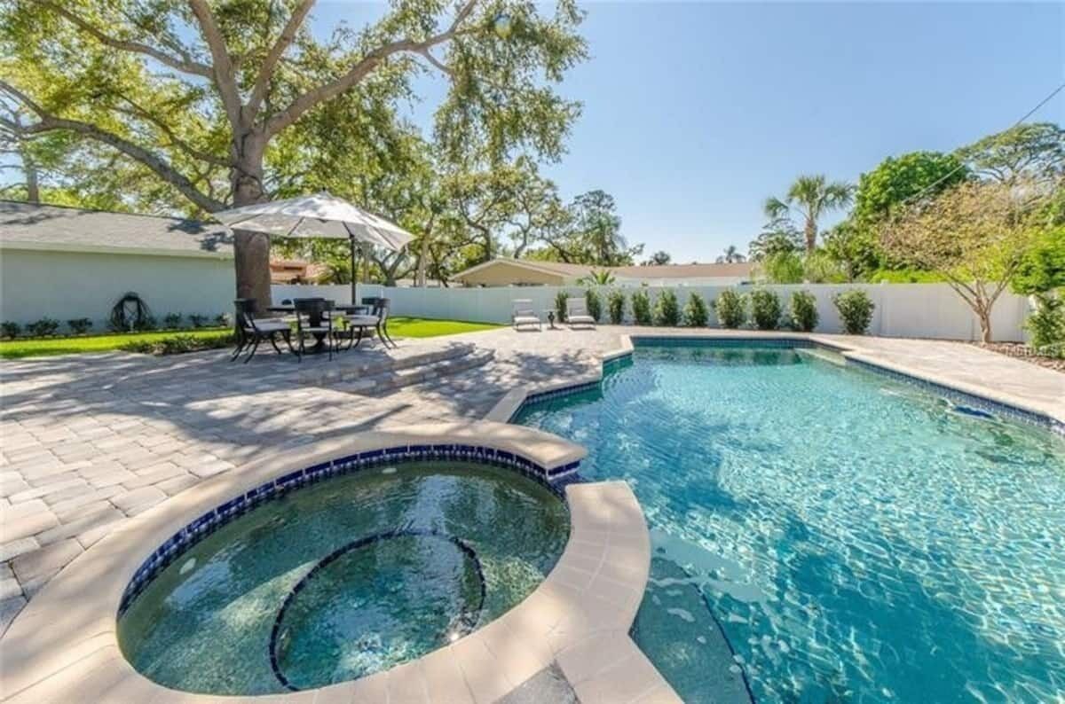 Clearwater Oasis - 5 Bedrooms Minutes from White Sandy Clearwater Beach