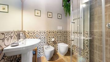 Doccia, asciugacapelli, bidet, asciugamani