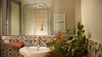 Doccia, asciugacapelli, bidet, asciugamani