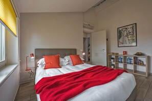 2 Schlafzimmer, Schreibtisch, Bügeleisen/Bügelbrett, Reisekinderbett