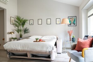 2 chambres, bureau, fer et planche à repasser, lit parapluie