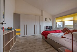 2 habitaciones, escritorio y tabla de planchar con plancha 