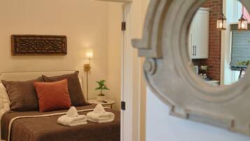 2 habitaciones, escritorio, tabla de planchar con plancha y wifi