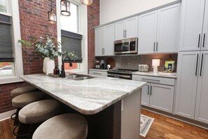 冷蔵庫、電子レンジ、オーブン、コンロ