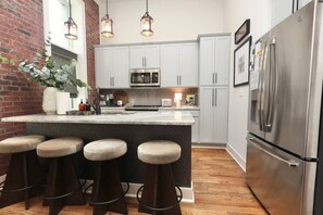 Geladeira, micro-ondas, fogão, cooktop