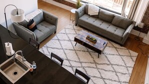 A modern apartment with a kitchen, dining area, and living room. - Glass Loft - Walk to Old City & DT Knox (Knoxville)