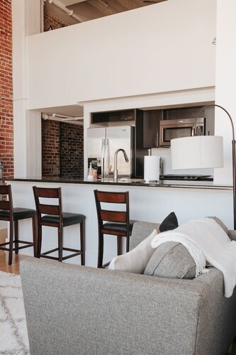 Glass Loft - Walk to Old City & DT Knox