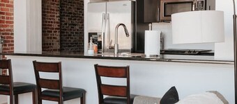 Glass Loft - Walk to Old City & DT Knox