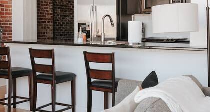 Glass Loft - Walk to Old City & DT Knox