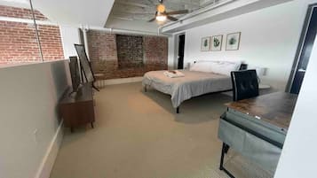 1 bedroom, desk, iron/ironing board, WiFi