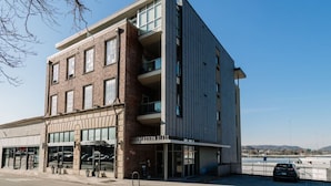 A modern building with a brick facade and large windows. - Glass Loft - Walk to Old City & DT Knox (Knoxville)