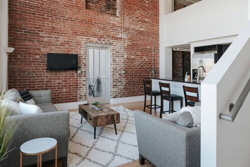Glass Loft - Walk to Old City & DT Knox