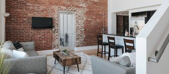 Glass Loft - Walk to Old City & DT Knox